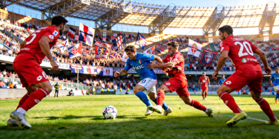 意大利足球甲级联赛激烈对抗场景